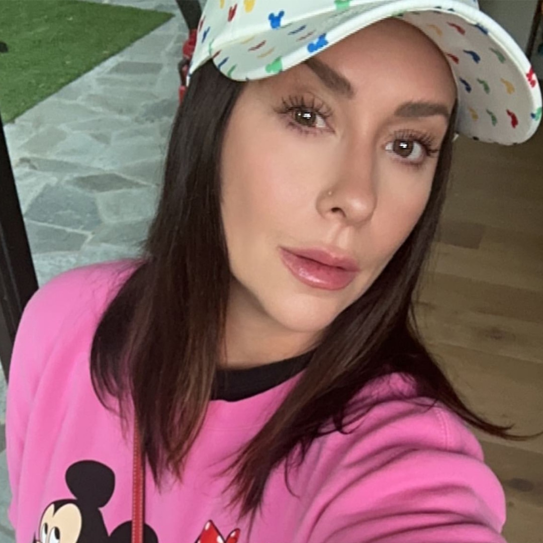 Jennifer Love Hewitt Shares Rare Glimpse Of Her Kids At Disneyland jennifer-love-hewitt-shares-rare-glimpse-of-her-kids-at-disneyland